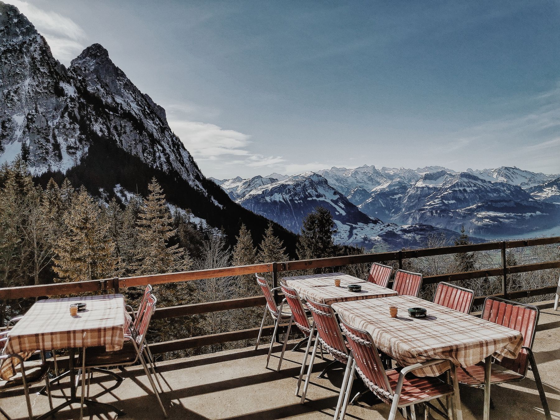 Terrasse mit Blick auf die Berge