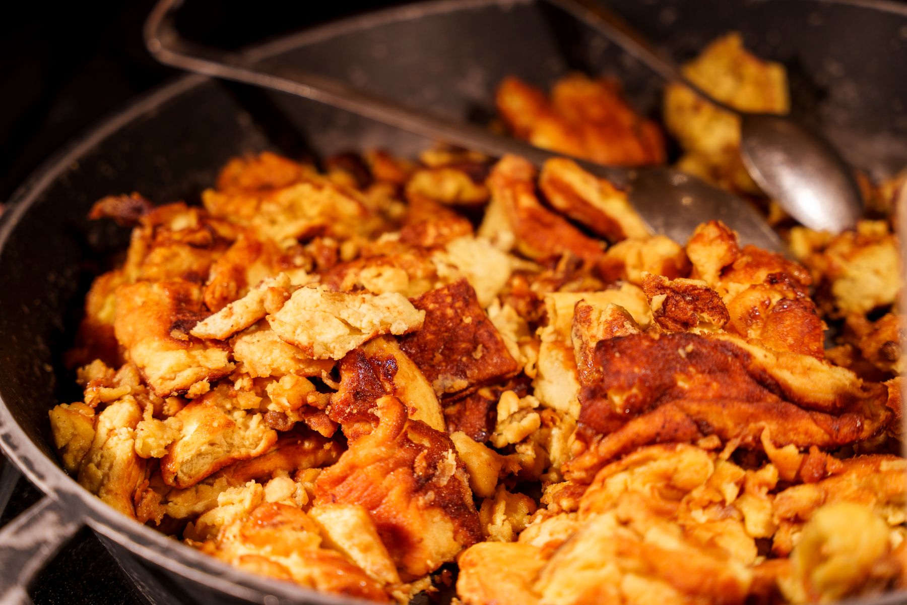 Kaiserschmarrn in der Eisenpfanne