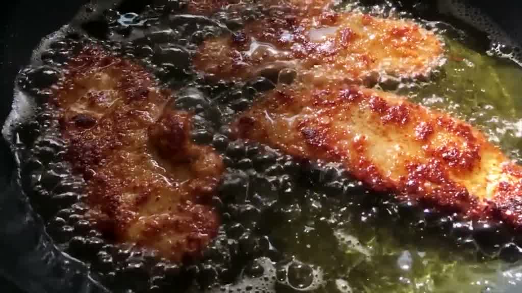 Schnitzel werden goldgelb in der Pfanne herausgebacken